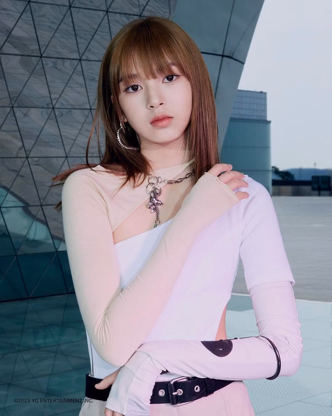 Ahyeon (ảnh trái) và Chiquita (ảnh phải) được nhận xét có nhiều điểm tương đồng với Jennie, Lisa.