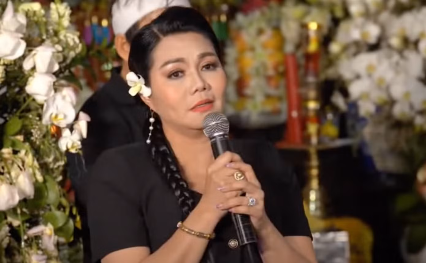 NSND Bạch Tuyết, NSƯT Ngọc Huyền, NSƯT Kim Tử Long và vua vọng cổ hơi dài Châu Thành tại đêm cuối tiễn đưa ông hoàng cải lương hồ quảng Vũ Linh.