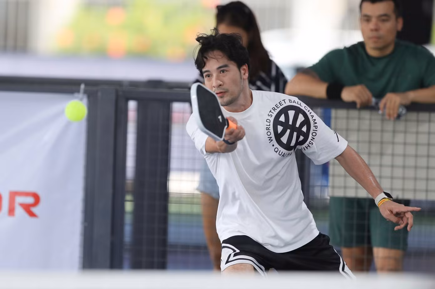 Sáng 5/7, vận động viên bước vào ngày thứ hai của Giải Vô địch Pickleball Việt Nam - Cúp Hyundai Thành Công 2025. Hôm nay, giải diễn ra các nội dung đơn nam phong trào (trên 35 tuổi), đơn nữ phong trào (trên 35 tuổi), đôi nam phong trào (14-34 và trên 35 tuổi), đôi nữ phong trào (trên 35 tuổi) và phong trào đôi nam nữ (trên 35 tuổi). Trong ảnh là tay vợt - diễn viên Đoàn Minh Tài.
