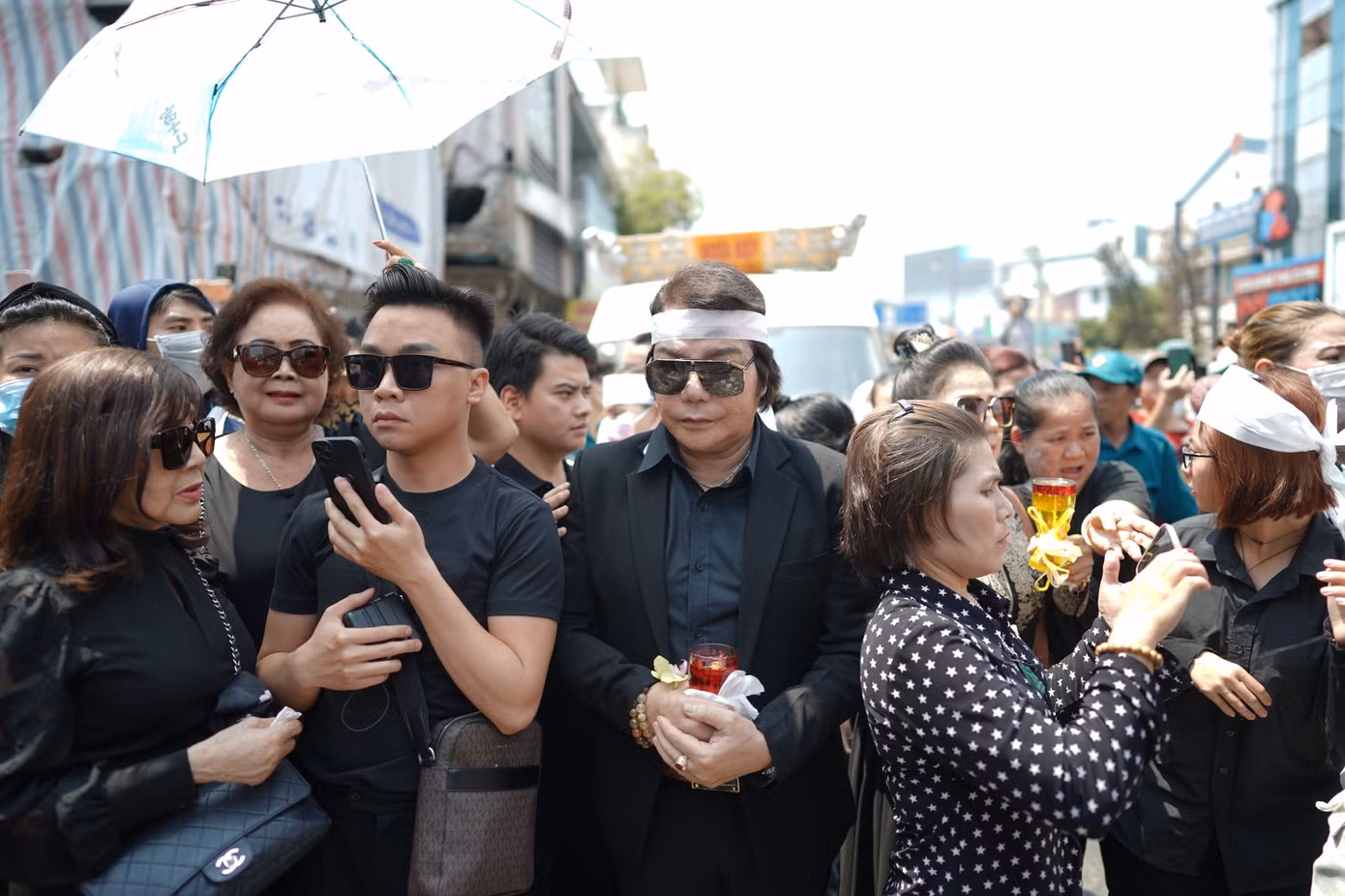 Nhiều nghệ sĩ nổi tiếng có mặt trong buổi đưa tang của NSƯT Vũ Linh. Nhiều nghệ sĩ nổi tiếng có mặt trong buổi đưa tang của NSƯT Vũ Linh.