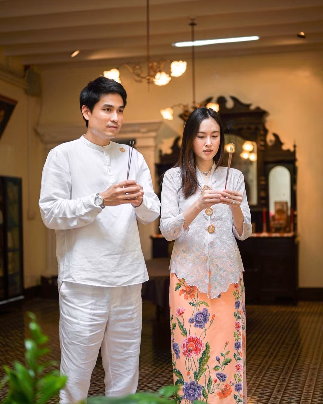 Hình ảnh Nong Poy và chồng trong lễ gia tiên.