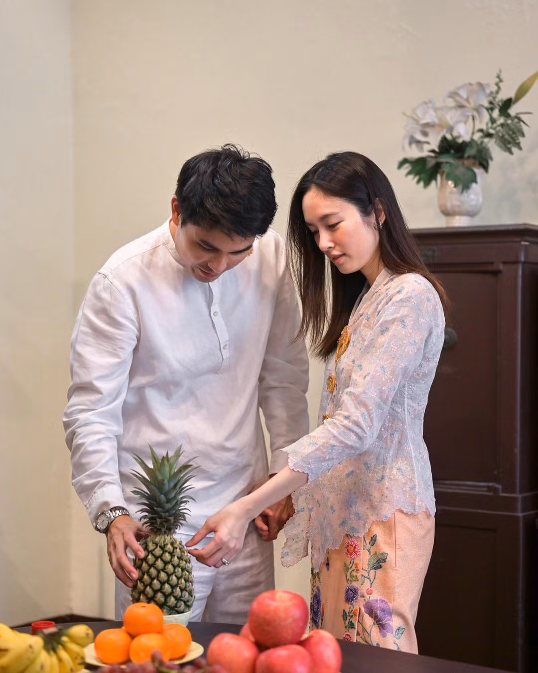 Nong Poy và chồng sắp cưới trong lễ gia tiên.