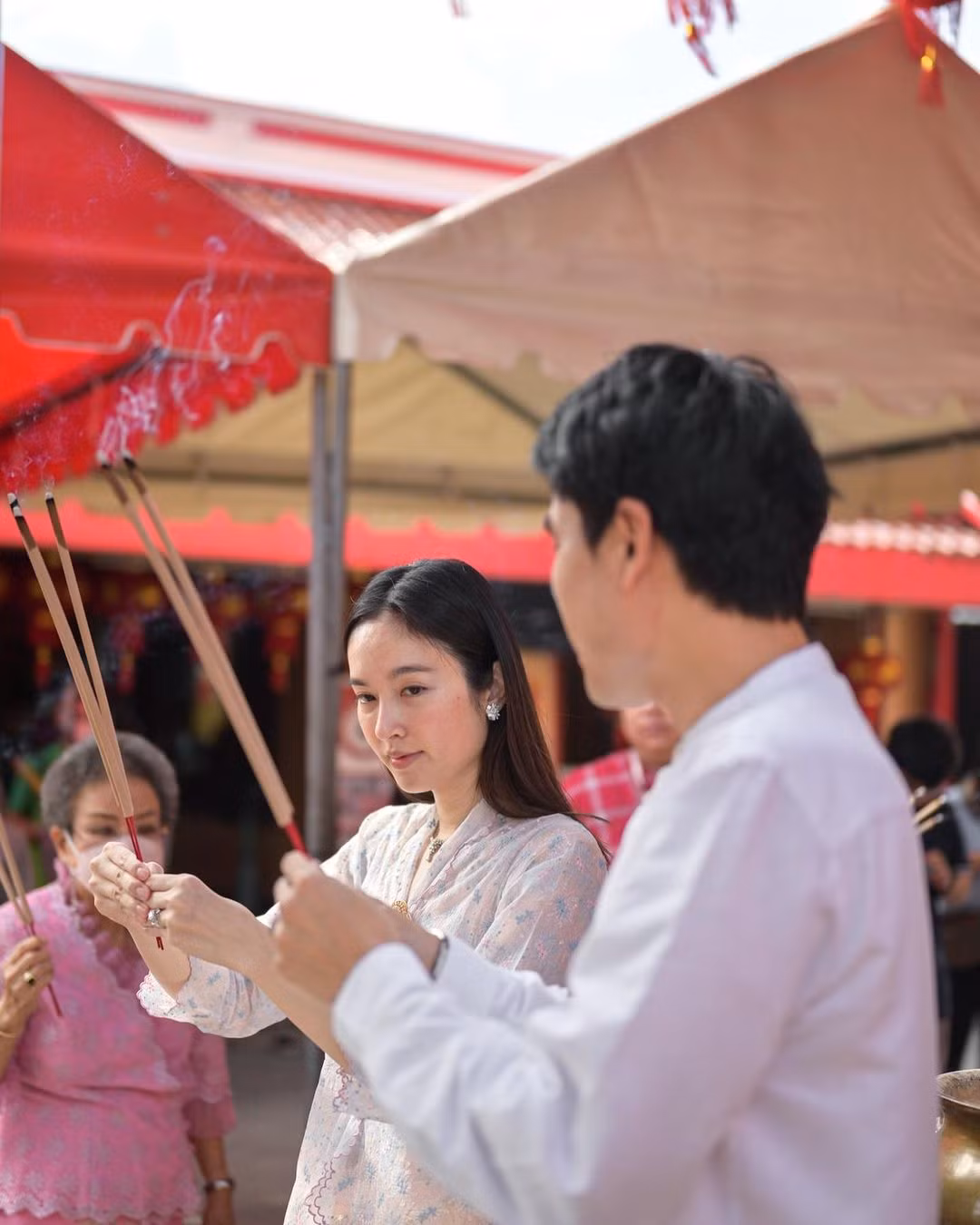 Nong Poy và chồng sắp cưới trong lễ gia tiên.