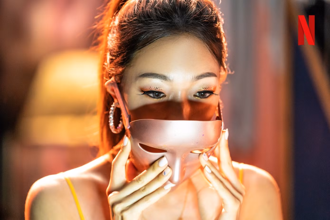 Lee Han Byul thủ vai Kim Mo Mi lúc còn là ngôi sao livestream có ngoại hình tỷ lệ nghịch thân hình nóng bỏng. Ban ngày, cô là nhân viên văn phòng, tối đến kiếm tiền nhờ khỏa thân trước màn hình máy tính. Lần đầu đóng phim, Lee Han Byul gây bất ngờ với khả năng diễn xuất, đối nghịch hình ảnh cô gái ban ngày và về đêm.