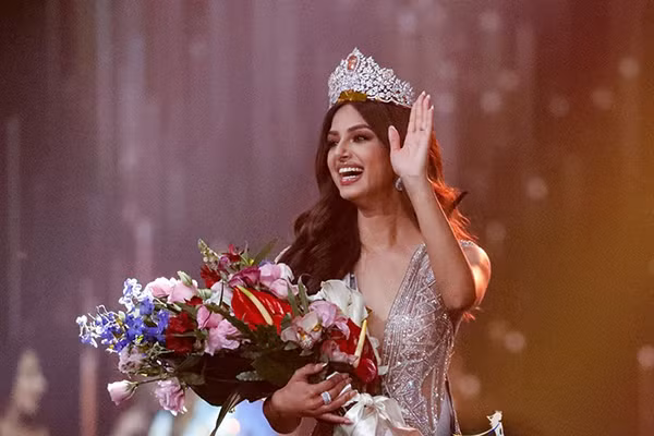 Sau 21 năm kể từ lúc người đẹp Lara Dutta đăng quang (2000), Harnaaz Sandhu giúp Ấn Độ mang về vương miện Hoa hậu Hoàn vũ thứ ba. Sandhu có hành trình đương nhiệm đầy biến động khi gặp vấn đề sức khỏe, tăng cân không kiểm soát. Trước đó, Sushmita Sen là người đẹp mang về vương miện Miss Universe đầu tiên cho quốc gia Nam Á (1994).