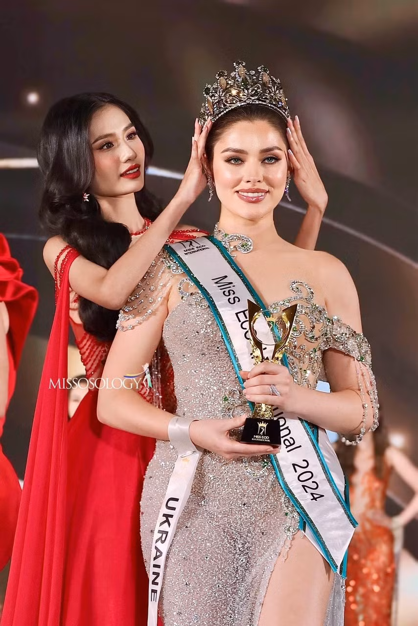 Hoa hậu Nguyễn Thanh Hà trao lại vương miện cho người kế nhiệm. Hoa hậu Nguyễn Thanh Hà trao lại vương miện cho người kế nhiệm.