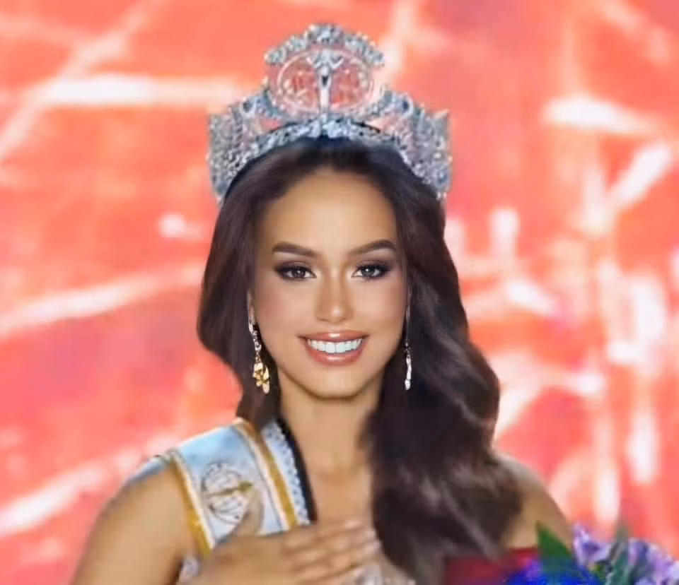 Danh hiệu Miss Intercontinental thuộc về đại diện Puerto Rico (trái). Bùi Khánh Linh đạt á hậu 3.
