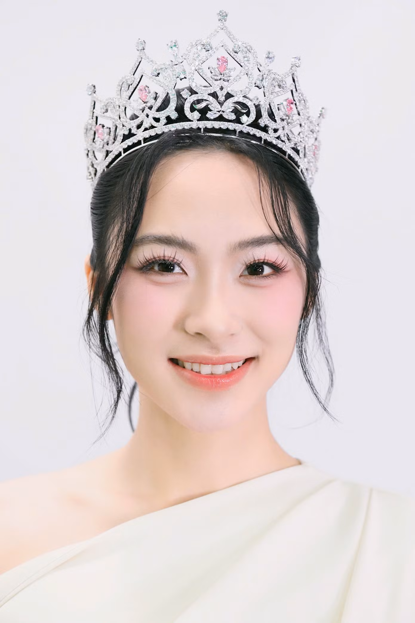 Cận nhan sắc của Á hậu Vân Nhi trong buổi phỏng vấn của báo Tiền Phong.