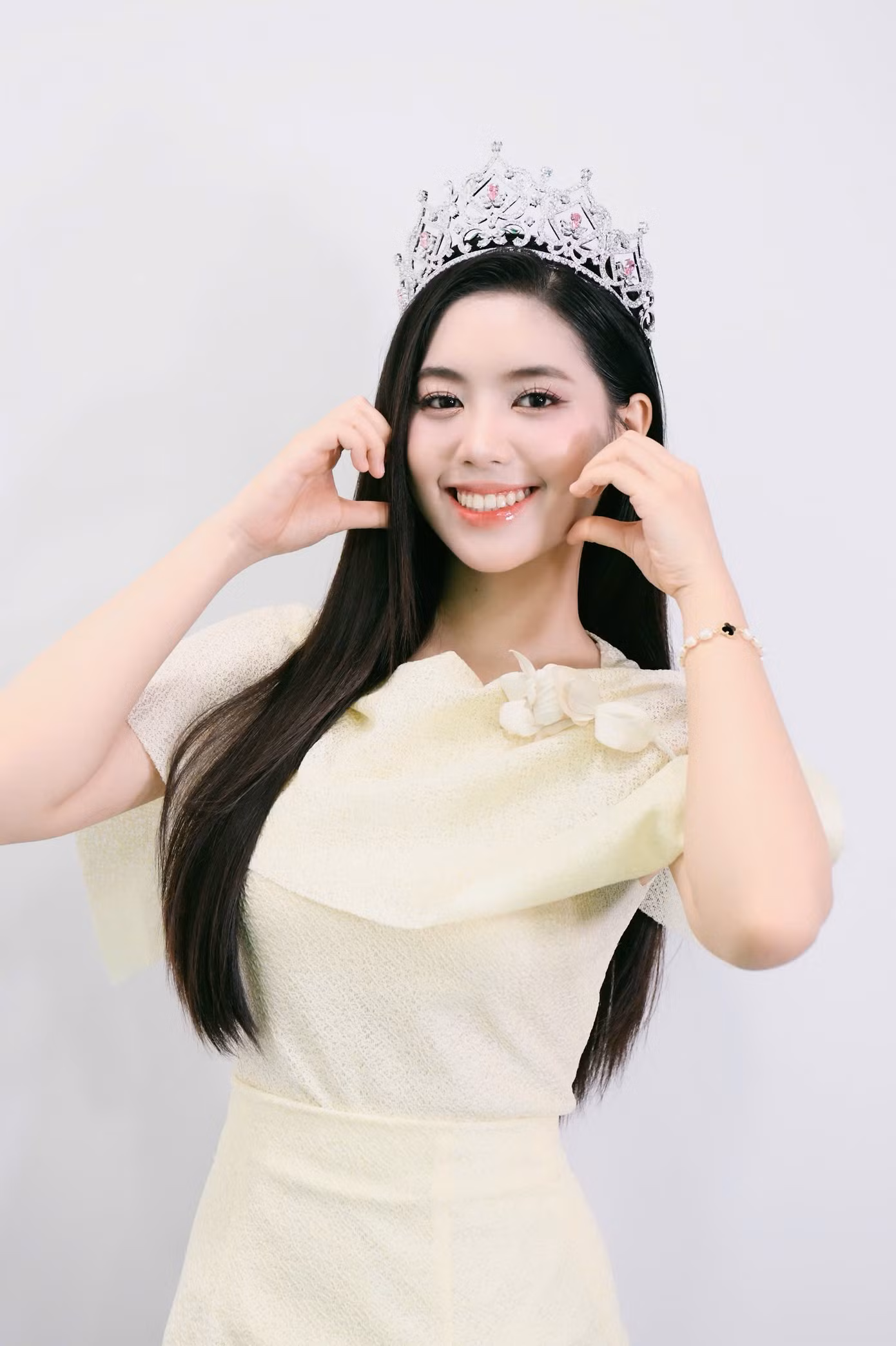 Á hậu Châu Anh để tóc xõa rẽ ngôi - phong cách đặc trưng của Châu Anh trong suốt thời gian đồng hành cùng cuộc thi Hoa hậu Việt Nam. Cô thể hiện năng lượng tích cực, tươi vui trong buổi phỏng vấn sáng nay.