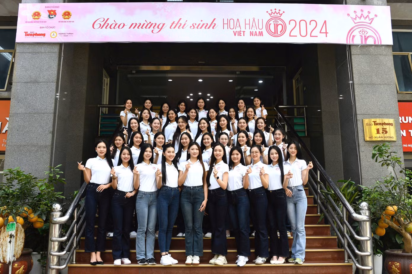 Thí sinh về "thăm nhà" - tòa soạn báo Tiền Phong nằm tại số 15 Hồ Xuân Hương, Nguyễn Du, Hà Nội. Sau 37 năm, cuộc thi do báo Tiền Phong phát động, tổ chức trở thành thương hiệu Hoa hậu Việt Nam uy tín và lâu đời nhất nước.