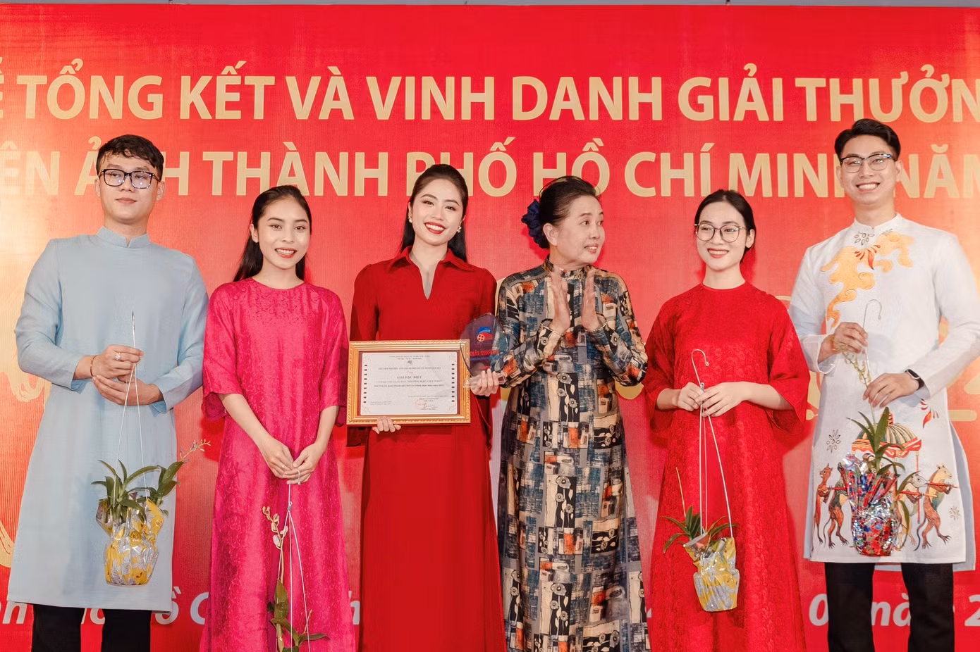 Ê-kíp Gương mặt Việt Nam nhận giải thưởng của Hội Điện ảnh TPHCM.