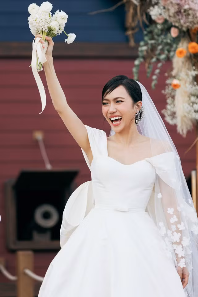 Khi công bố dàn chị đẹp, nhiều người đặt câu hỏi Diệu Nhi sẽ hát gì trong chương trình. Nữ ca sĩ thường xuyên đăng clip hát lệch tông, bị đồng nghiệp trêu chọc về khả năng hát. Khi công bố dàn chị đẹp, nhiều người đặt câu hỏi Diệu Nhi sẽ hát gì trong chương trình. Nữ ca sĩ thường xuyên đăng clip hát lệch tông, bị đồng nghiệp trêu chọc về khả năng hát.