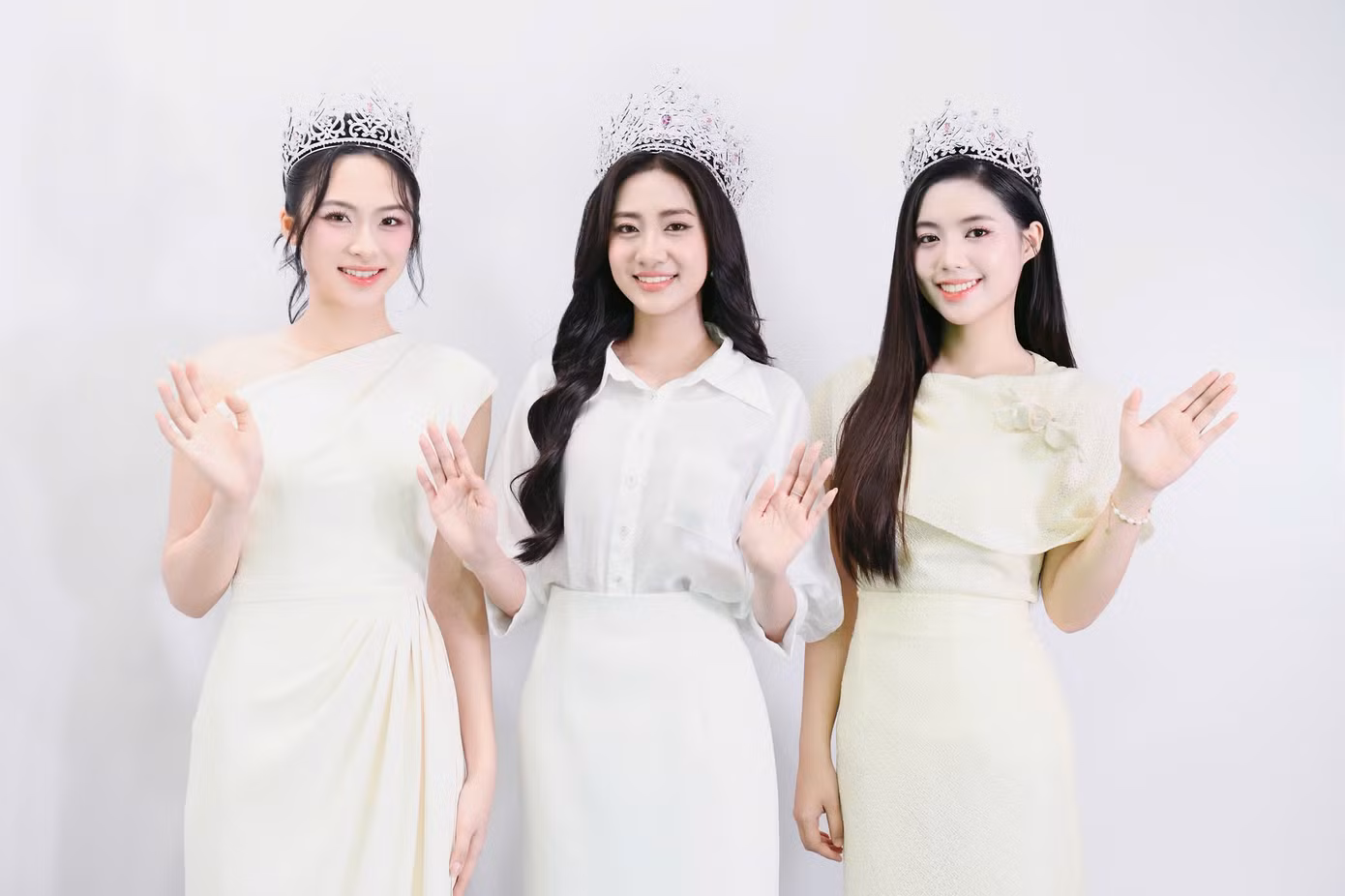 Sáng 1/7, Hoa hậu Trúc Linh (giữa) cùng Á hậu Vân Nhi (trái), Á hậu Châu Anh có buổi phỏng vấn với báo Tiền Phong, trước khi chuẩn bị sang giao lưu cùng Hoàng Thành Media - đơn vị đồng tổ chức cuộc thi Hoa hậu Việt Nam 2024.