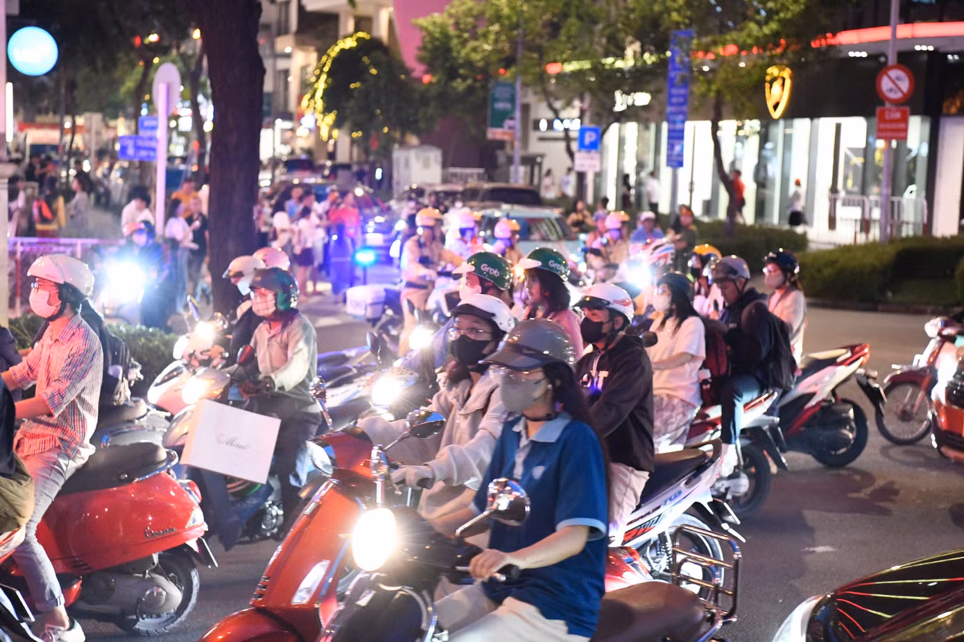 Khu vực giao thông hướng ra bến Bạch Đằng giờ tan tầm.