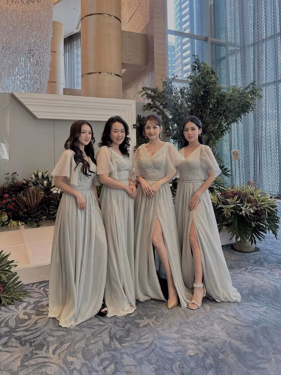 Hội bạn Chi Pu và Milan Phạm làm phù dâu trong hôn lễ của Linh Rin.