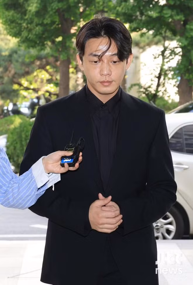 Yoo Ah In tại cơ quan điều tra.