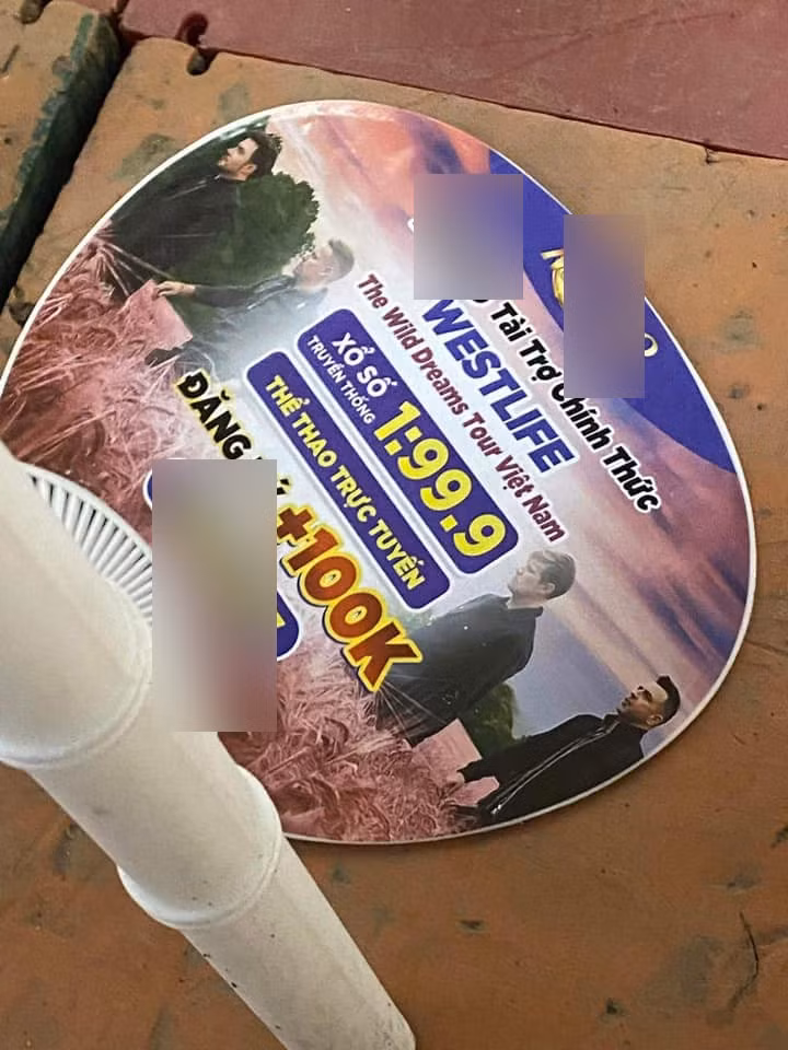 Quạt, lightstick và banner quảng cáo tiền ảo, sàn giao dịch điện tử xuất hiện tại show Westlife ở sân vận động Thống Nhất. Quạt, lightstick và banner quảng cáo tiền ảo, sàn giao dịch điện tử xuất hiện tại show Westlife ở sân vận động Thống Nhất.