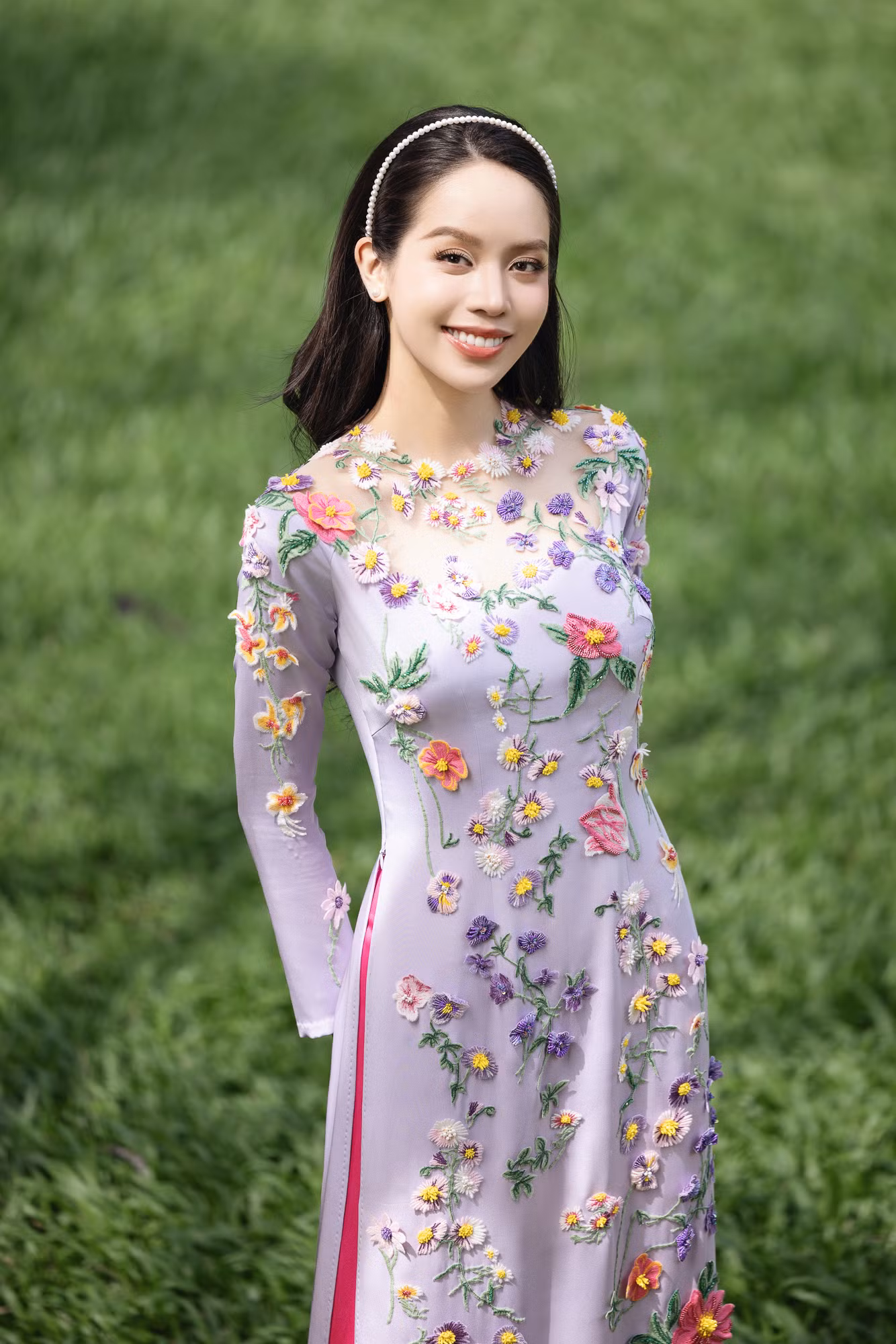 Thanh Thủy diện áo dài sớm, chụp bộ ảnh đón Tết.