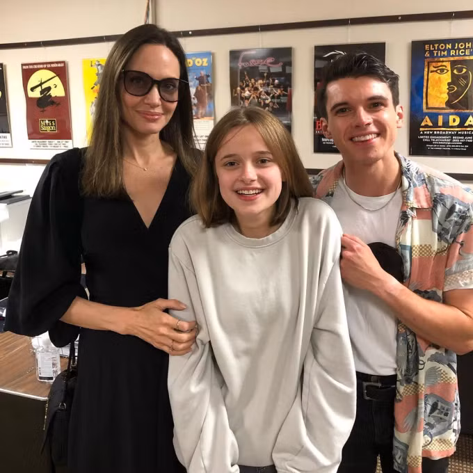 Cô gái 15 tuổi nhận lời làm trợ lý cho Angelina Jolie do có niềm yêu thích đặc biệt với nhạc kịch. Nữ diễn viên thường đưa con đến nhiều điểm diễn, trước đó là ở Philadelphia. Trong cuộc phỏng vấn của People, Jolie nói 6 người con của cô có tính cách khác biệt. Cô tôn trọng điều đó và dành thời gian tìm hiểu, làm bạn để hiểu con hơn.