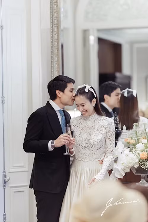 Nong Poy và doanh nhân Oak Phakwa Hongyok kết hôn ngày 1/3.