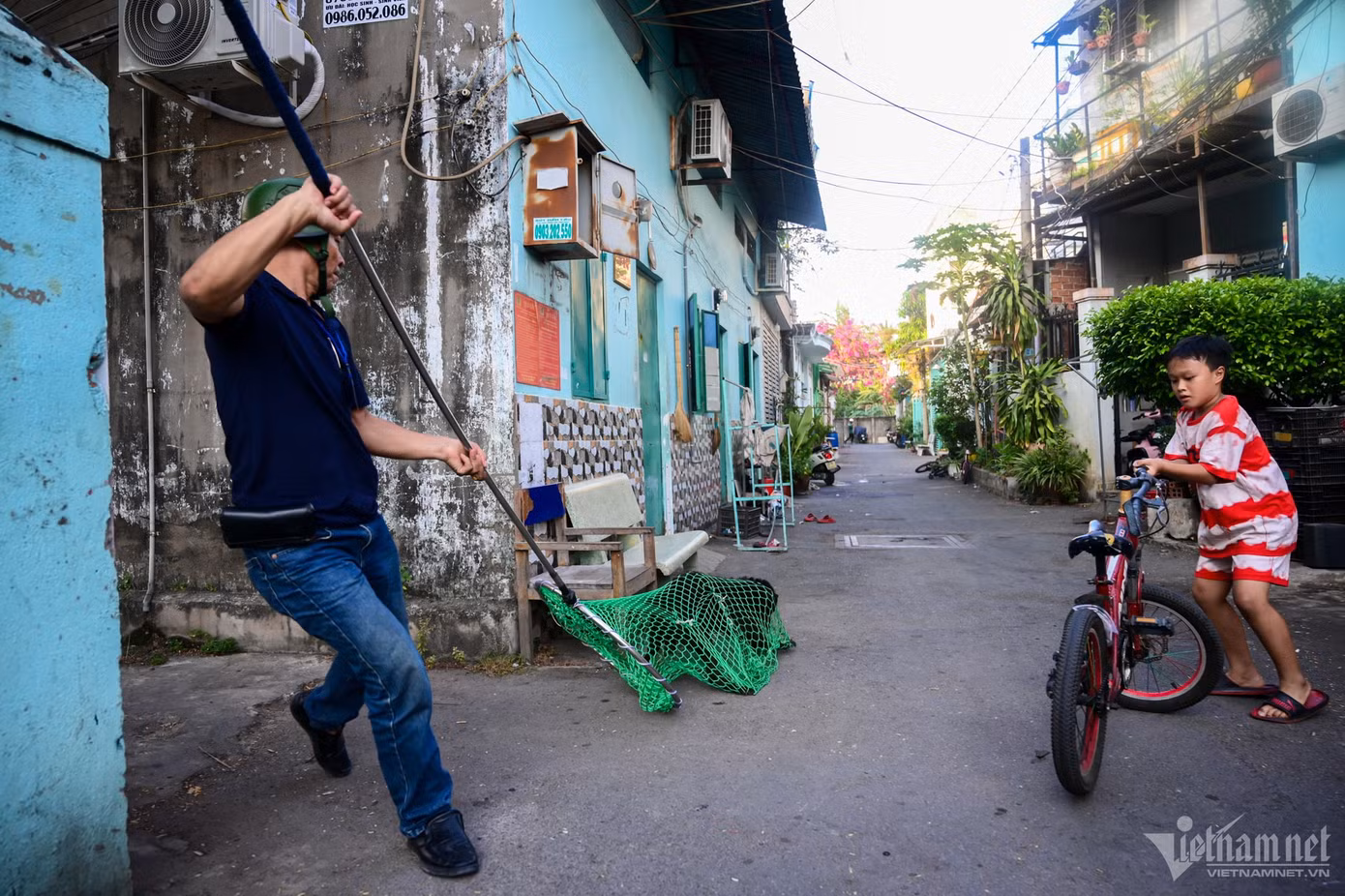 Anh Ninh Văn Hiếu (đội phó đội tuần tra) đang vây bắt một chú chó hung dữ, có dấu hiệu của bệnh dại trong chiều ngày 4/4. Ngay sau đó, cả đội phải sử dụng xịt khuẩn để vệ sinh.