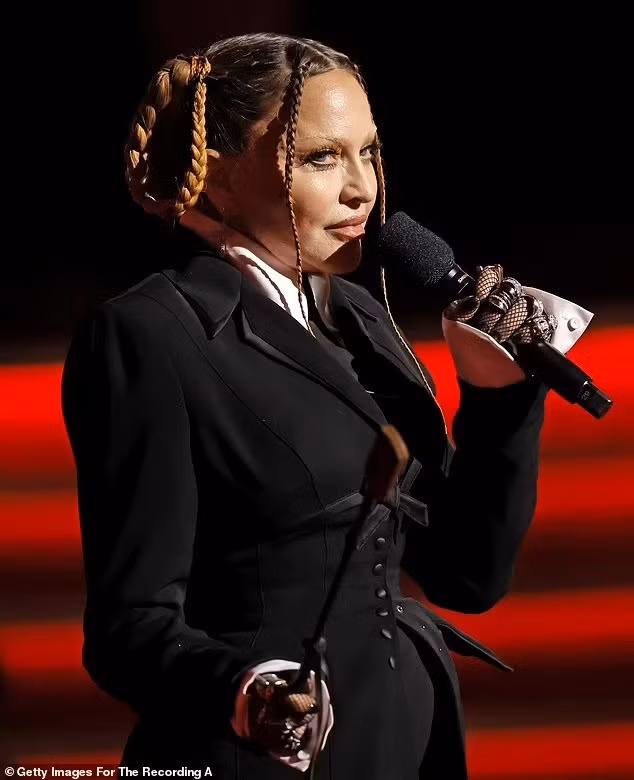 Gương mặt khác lạ của Madonna tại Grammy lần thứ 65.