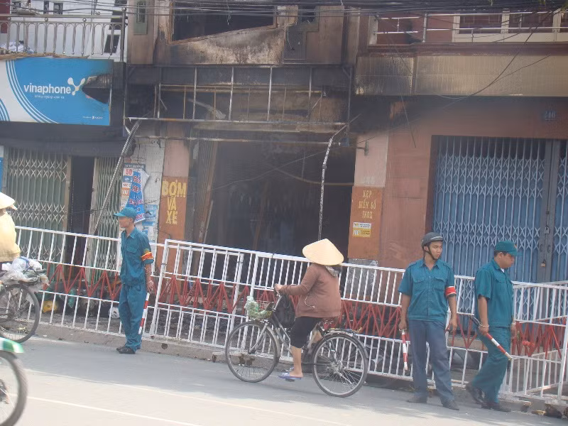Cơ quan chức năng phong tỏa hiện trường vụ cháy