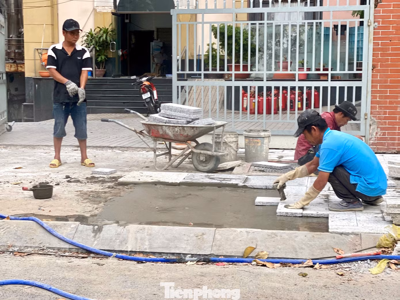 Nhiều tuyến vỉa hè tại trung tâm TPHCM đang được khẩn trương nâng cấp, cải tạo. Ảnh: Hữu Huy