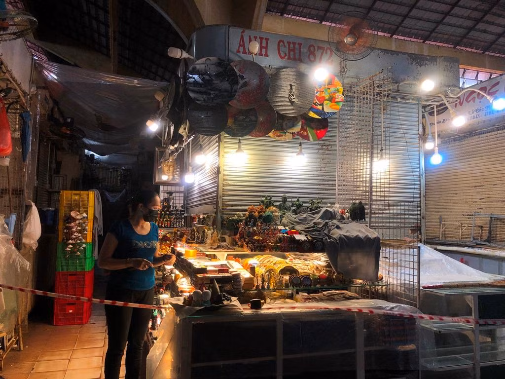 Tiểu thương quầy hàng lưu niệm tại chợ Bến Thành ngóng khách