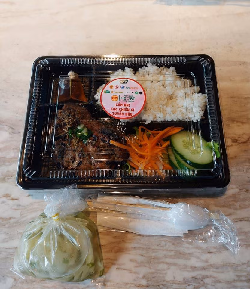 Anh Nguyễn Tuấn Khởi - Giám đốc Food Bank Việt Nam cho biết: “Đã có thêm 150.000 suất ăn chất lượng miễn phí để tiếp sức tuyến đầu chống dịch do Quỹ hỗ trợ từ thiện C.P Việt Nam cùng Food Bank Việt Nam thực hiện. Để chế biến cả ngàn suất ăn mỗi ngày, lực lượng đầu bếp và tình nguyện viên đã làm việc suốt ngày đêm. Hy vọng với những đóng góp bé nhỏ này sẽ tiếp thêm động lực để tuyến đầu làm tốt công việc cao cả của mình”.