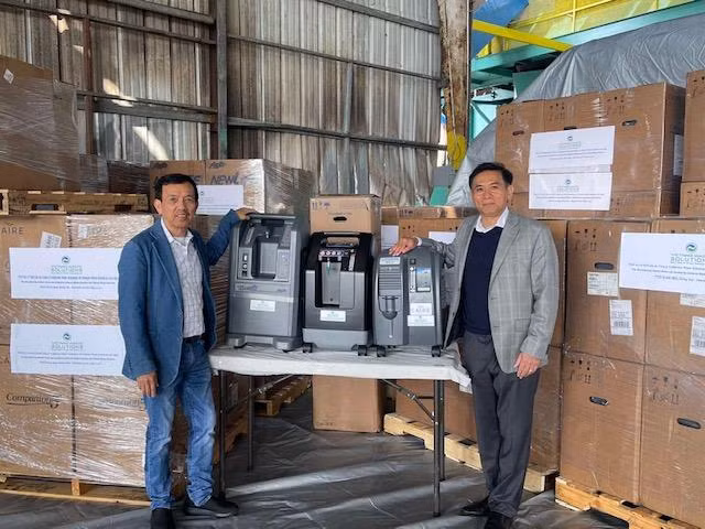 Ông David Dương trao tặng 250 máy trợ thở thông qua ông Nguyễn Trác Toàn - Tổng Lãnh sự quán Việt Nam tại San Francisco