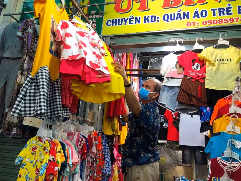 Tiểu thương than vắng khách sau khi mở bán trở lại