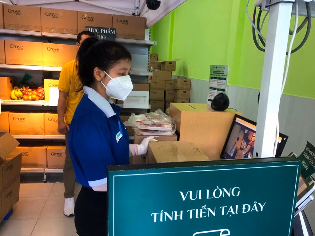 Quầy tính tiền không có nhân viên, tất cả thông qua camera và màn hình từ xa