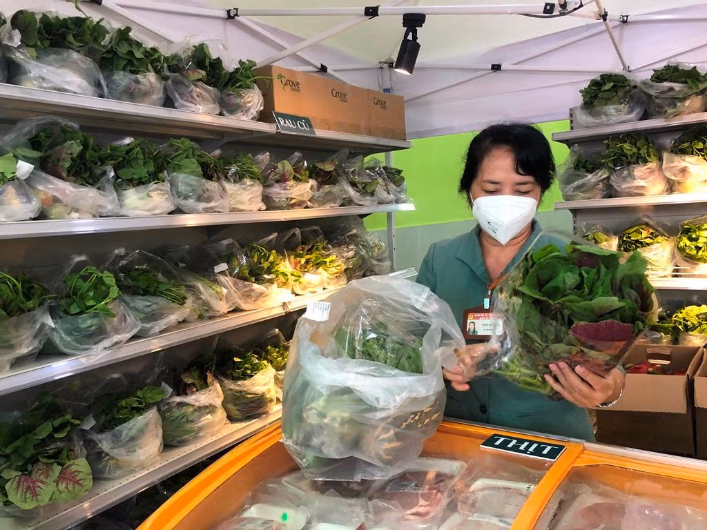 Bà Trần Kim Yến - Bí thư Quận ủy Quận 1 kiểm tra một combo rau tại cửa hàng