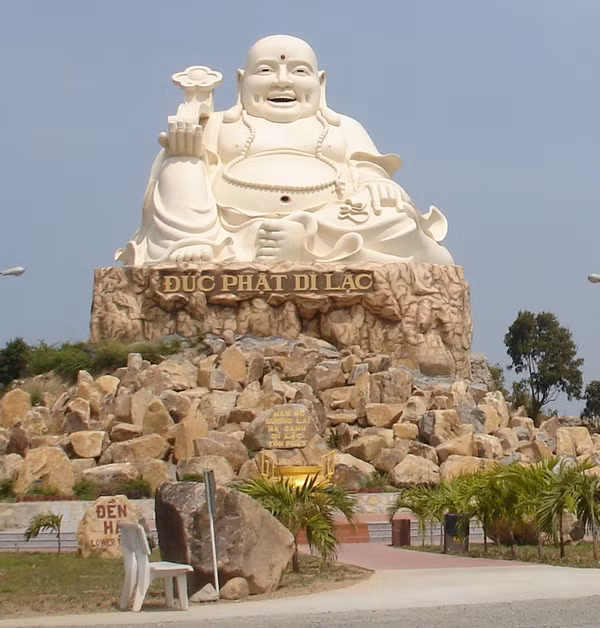 Tượng Phật Di Lặc đồ sộ như tòa nhà 5 tầng trên Núi Lớn