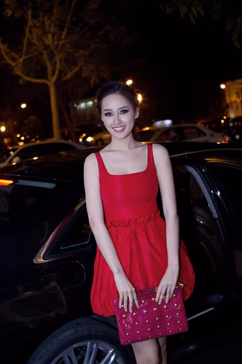 Ngay từ khi bước xuống xe, Mai Phương Thúy đã thu hút mọi ánh nhìn bởi chiếc váy màu đỏ khoe vai trần rất nuột nà