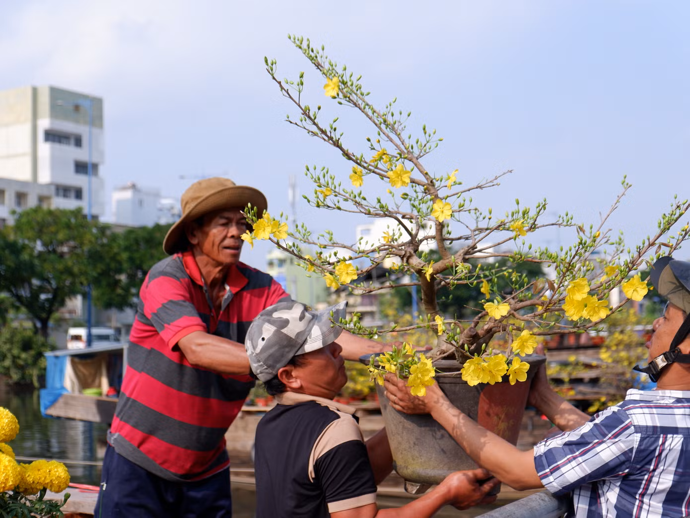 Nhiều năm qua, chợ hoa xuân "Trên bến dưới thuyền" là điểm đến tham quan, mua sắm hấp dẫn của người dân, du khách khi đến TPHCM mỗi dịp Tết đến, Xuân về. Ảnh: Hữu Huy Nhiều năm qua, chợ hoa xuân "Trên bến dưới thuyền" là điểm đến tham quan, mua sắm hấp dẫn của người dân, du khách khi đến TPHCM mỗi dịp Tết đến, Xuân về. Ảnh: Hữu Huy