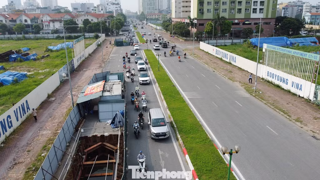 Ghi nhận thời gian qua, nhiều công trường chỉ quây rào nhưng không thi công, bên trong sắt thép, dụng cụ đã hoen gỉ.