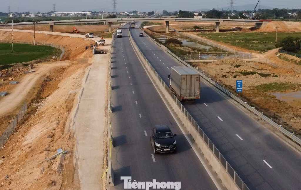Sau gần 1 năm thông xe (30/4/2023), nhưng công trường và hàng rào thi công hiện vẫn còn tồn tại trong phạm vi cao tốc tại nhiều vị trí, đoạn tuyến.