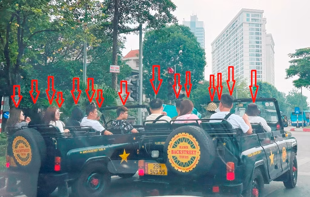 Ngày 7/6, tại khu vực Hàng Tre - Trần Nhật Duật, phóng viên đã ghi được đoàn 5 UAZ chở quá số người quy định, trong đó xe có BKS 29H-94955 chở 7 khách, xe 29H-94688 (bên trái ảnh) chở đến 8 người (mũi tên đỏ).