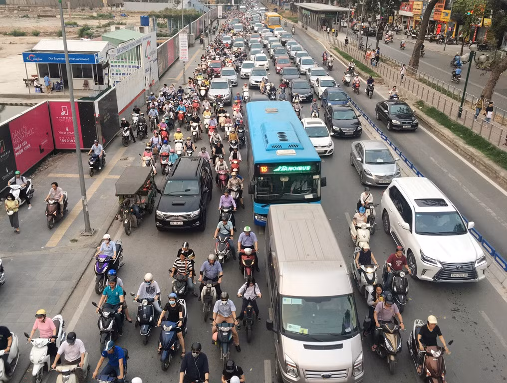 Trục đường Giảng Võ - Láng Hạ đang có mật độ phương tiện giao thông đông. Ảnh: A Trọng Trục đường Giảng Võ - Láng Hạ đang có mật độ phương tiện giao thông đông. Ảnh: A Trọng