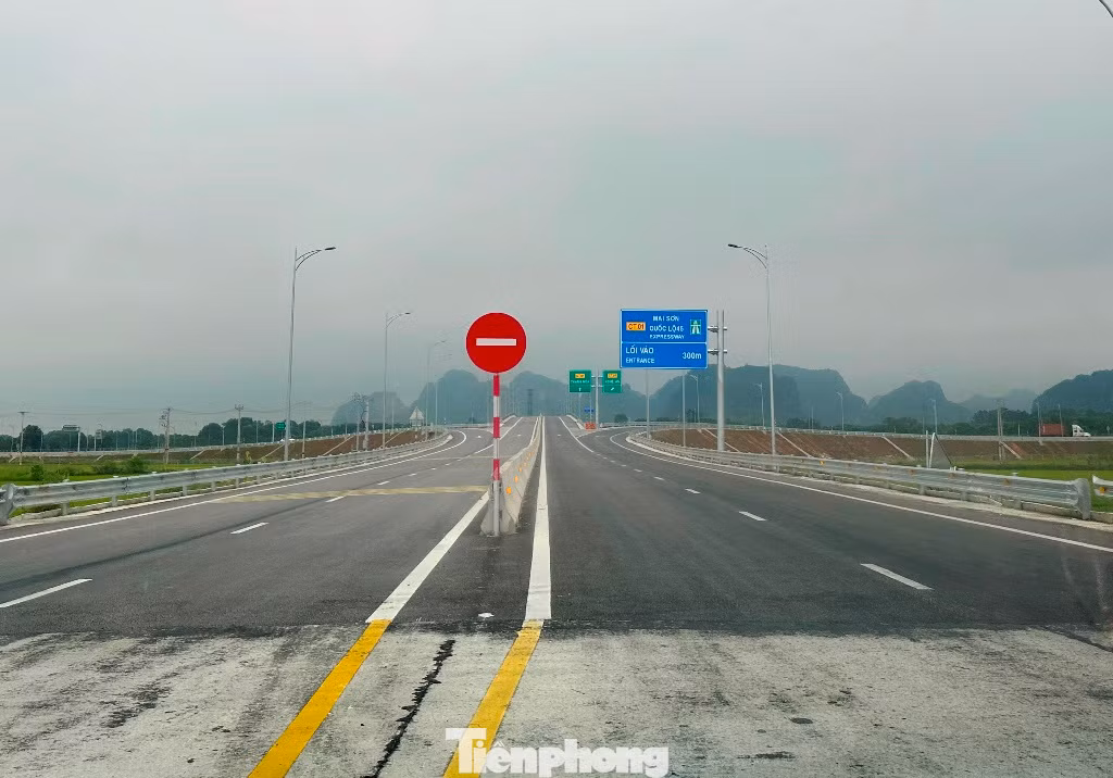 Tuy phần xây dựng nút giao chính đã xong nhưng hạng mục trạm thu phí tại hai nút giao Thiệu Giang và Đồng Thắng mặt bằng vẫn đang để trống (chưa xây).