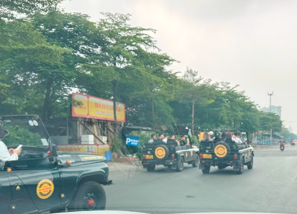 Khi chạy trên đường, thậm chí cả khi chở khách, xe thường di chuyển hết hàng dài rồi lại dàn hàng ngang.
