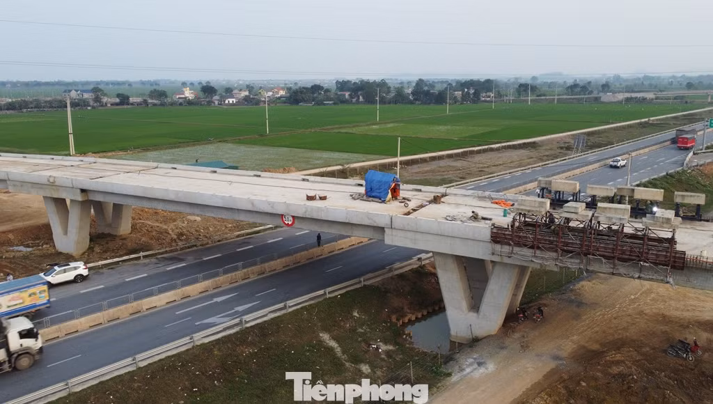Công trường thi công tại các nút giao này vẫn ngổn ngang, chiếm dụng một phần làn đường cao tốc, gây khó khăn, nguy hiểm cho phương tiện lưu thông.