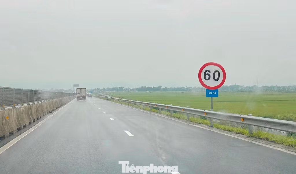 Sau khi hai nút giao đi vào hoạt động, một bất tiện đang phát sinh là biển báo (thông báo "LỐI RA") hạn chế tốc độ xuống 60km khi tiếp cận nút giao cắm quá đột ngột, xa nút giao. Nhiều lái xe cho biết, xe đang lưu thông với vận tốc tối đa 90km/h thấy biển báo 60km/h nhiều người đã bị bất ngờ. Do vậy nhiều ý kiến cho rằng, cần có biển hạ tốc độ phù hợp để lái xe không bị bất ngờ, tránh nguy cơ tại nạn.