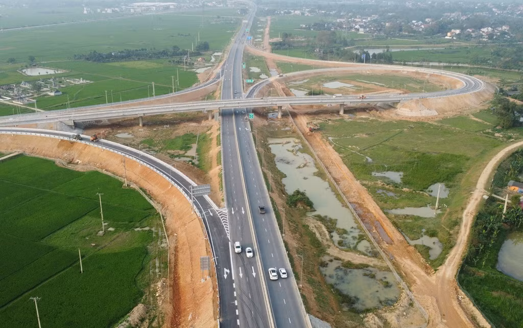 Tuy dự án đều có quỹ đất được quy hoạch nhưng các chủ đầu tư, ban quản lý dự án mới hoàn thành phần đường, còn trạm dừng nghỉ, tiếp nhiên liệu đang bị bỏ trống.