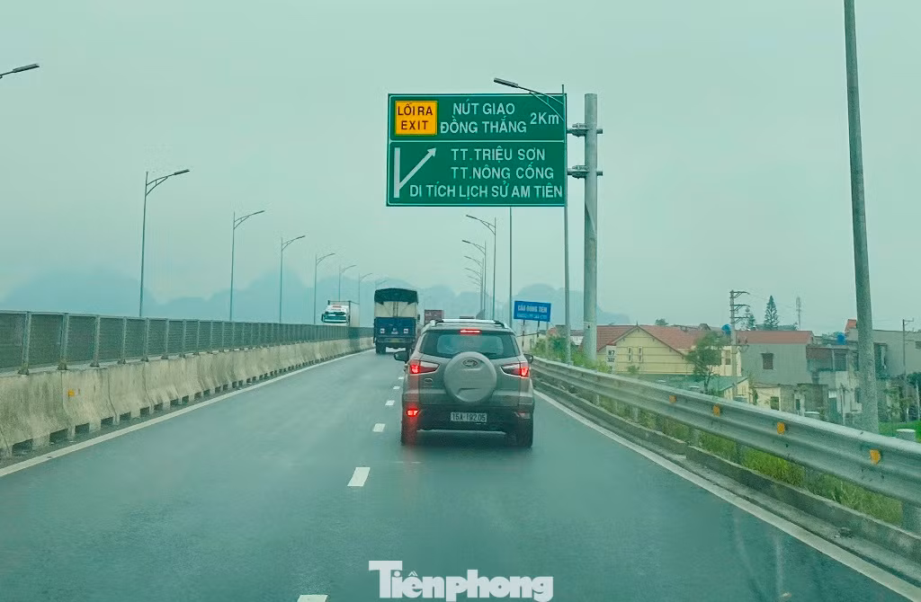Sau một thời gian thi công, hiện nút giao Đồng Thắng đã hoàn thành phần xây dựng và có biển báo từ xa để phương tiện dễ dàng tiếp cận.