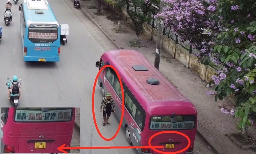 Xe khách 35B-00116 có "lốt" hoạt động tại bến Giáp Bát nhưng đã lừa bắt khách ngoài đường, sau đó thả không đúng điểm đến. Ảnh: N-H
