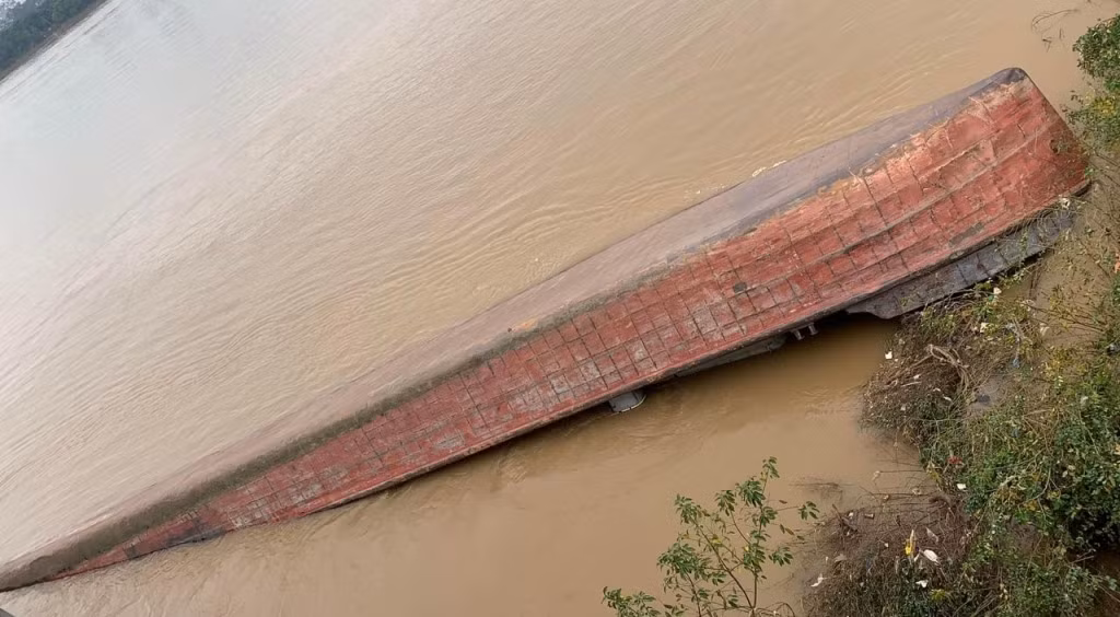 Hiện trường tàu xà lan chở hàng trăm tấn cát bị lật trên sông Hồng đoạn tại chân cầu Chương Dương. Ảnh: Người dân chụp lại