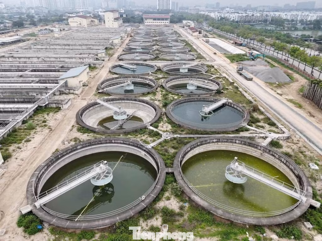 Có vai trò thu và vận chuyển nước về nhà máy ở Yên Xá (Thanh Trì - ảnh), tuy nhiên hiện các hố ga thu nước trên phố Vũ Trọng Khánh thi công mãi không xong, nhiều lần hết giấy phép thi công trên đường.